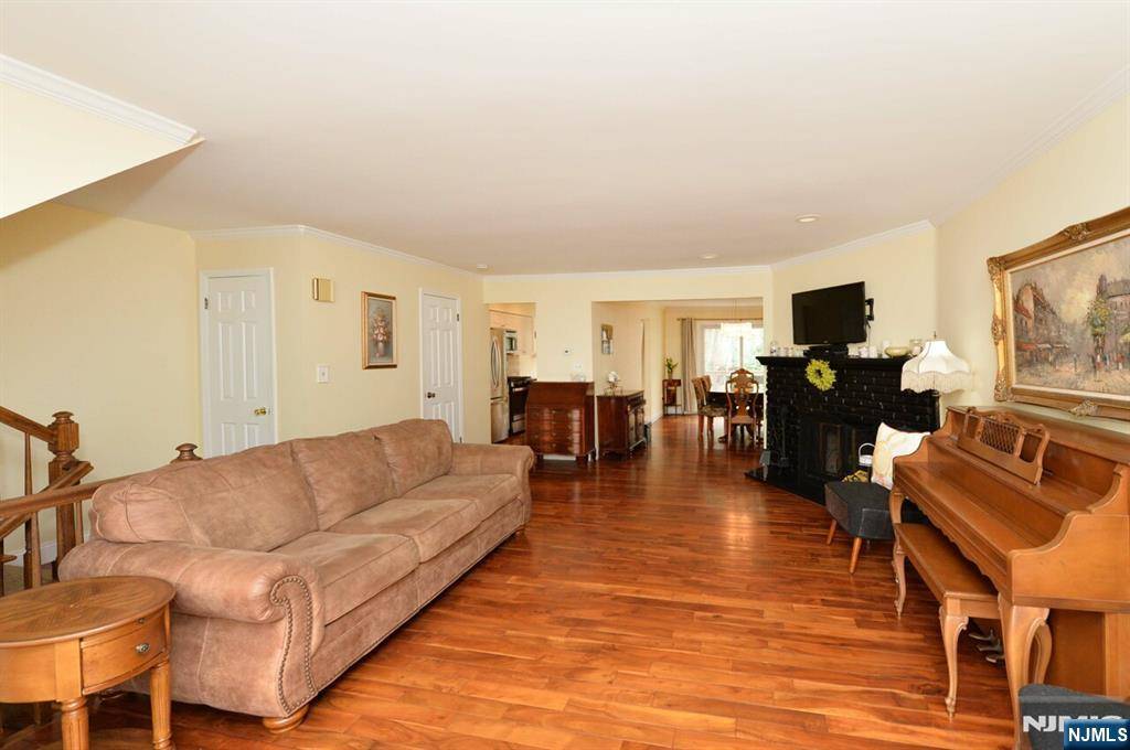 New Milford, NJ 07646,64 Canterbury LN