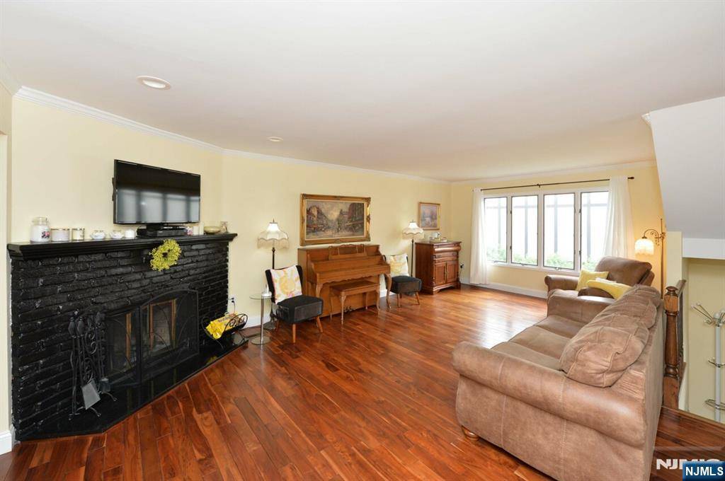 New Milford, NJ 07646,64 Canterbury LN
