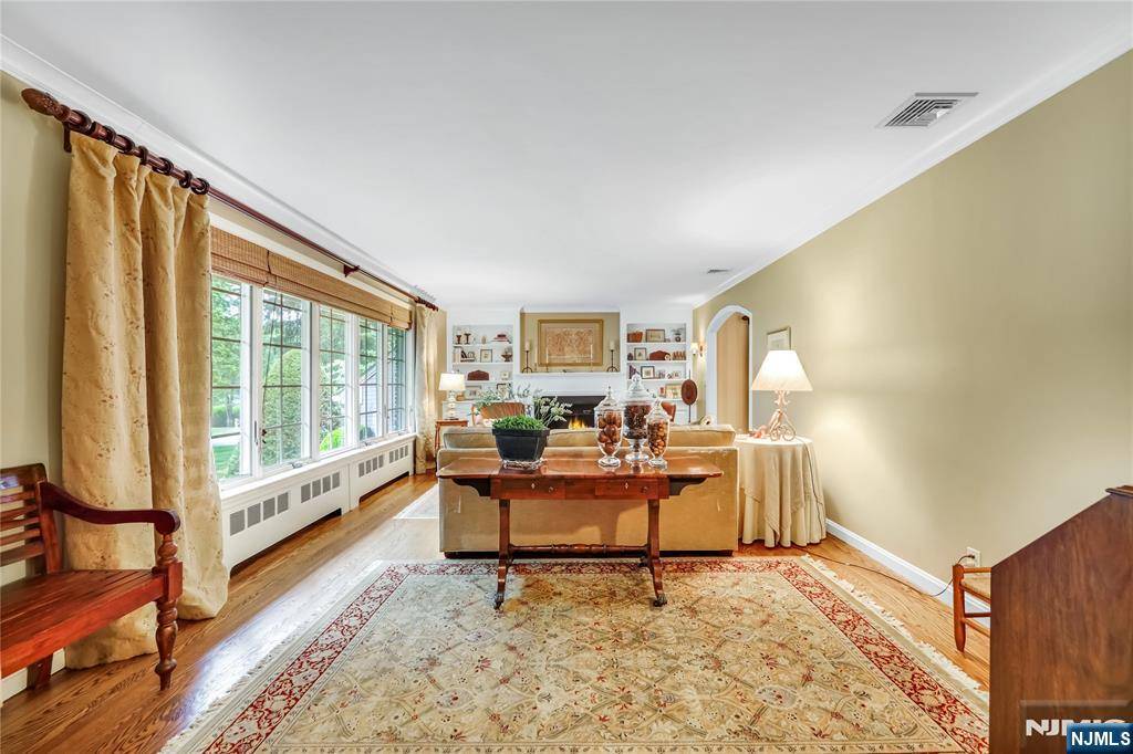 Upper Saddle River, NJ 07458,11 Old Chimney RD