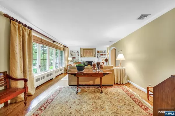 Upper Saddle River, NJ 07458,11 Old Chimney RD