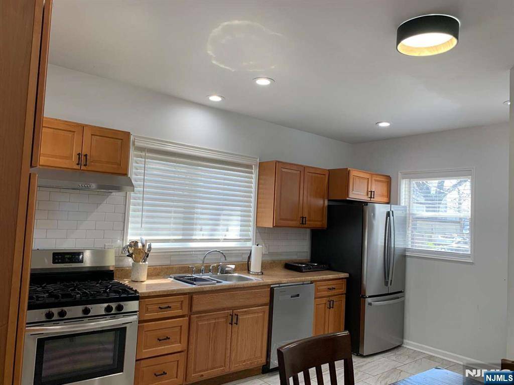 East Orange, NJ 07018,318 Amherst ST