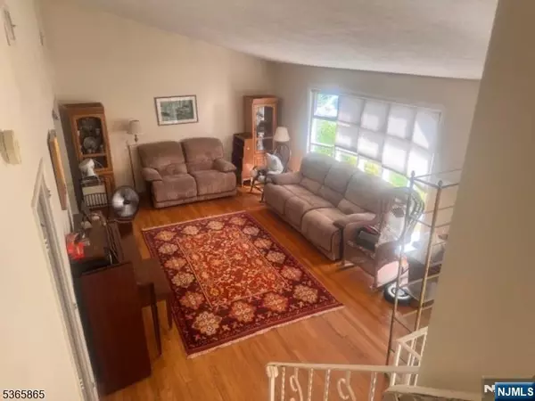 West Orange, NJ 07052,9 Bromley DR