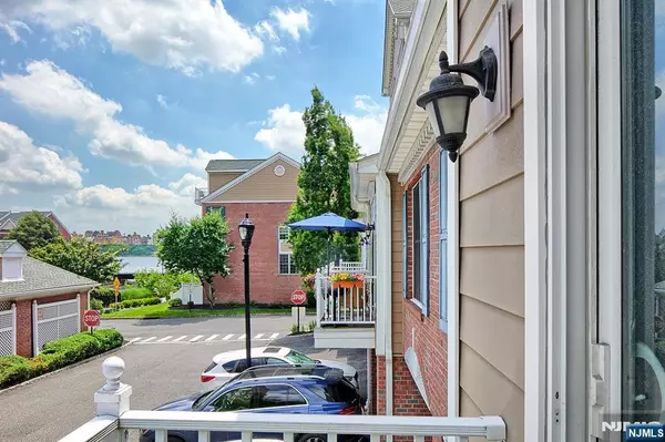 West New York, NJ 07093,256 Halfmoon CT