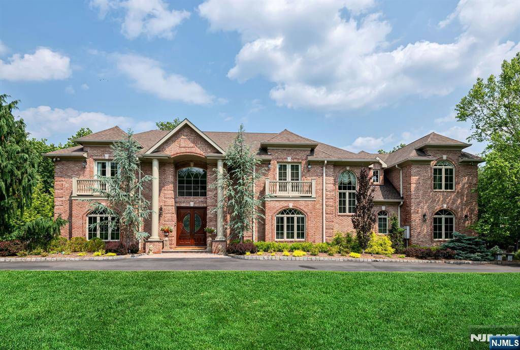 32 Briarcliff RD, Upper Saddle River, NJ 07458