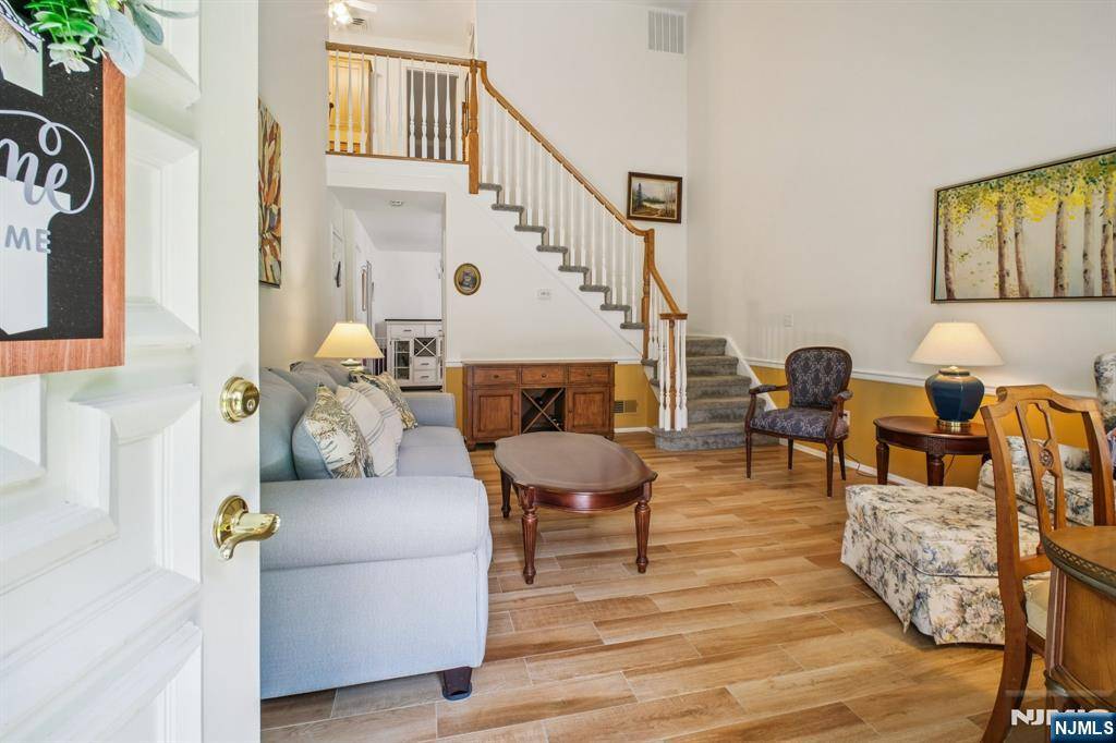 Waldwick, NJ 07463,36-4 Tamaron DR