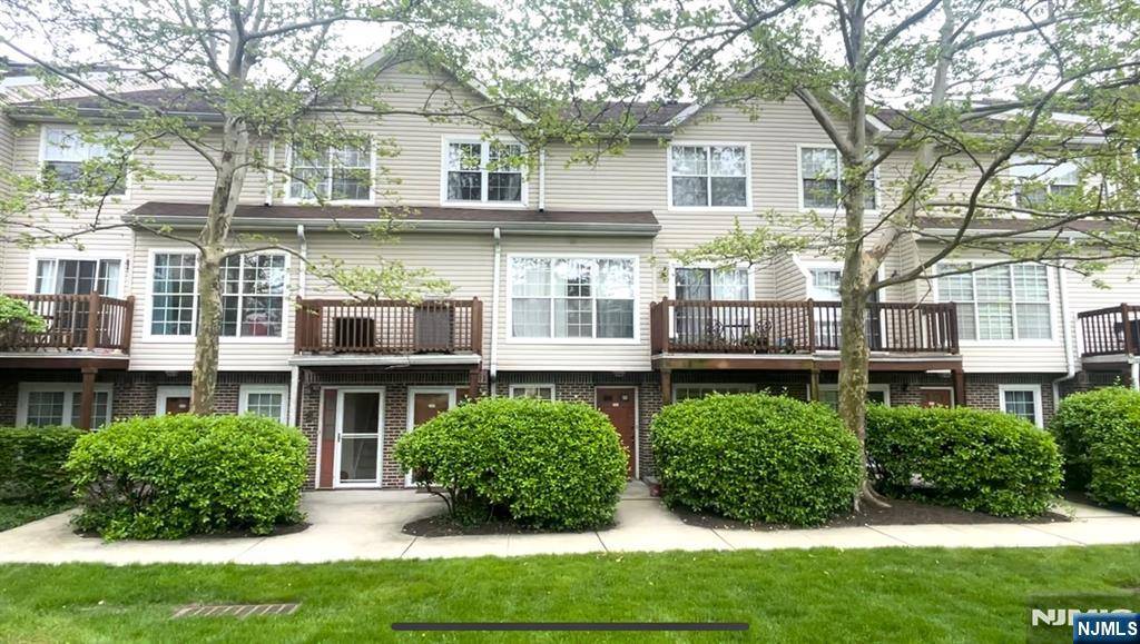 1422 Westgate DR, Fort Lee, NJ 07024