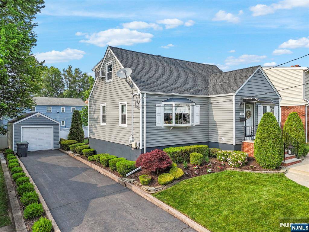 Bergenfield, NJ 07621,203 Phelps AVE