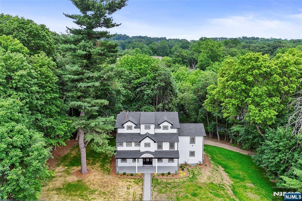 286 Squaw Brook RD, North Haledon, NJ 07508