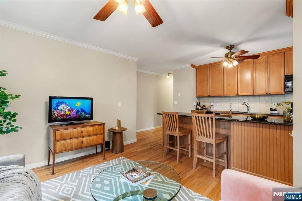 Weehawken, NJ 07086,875 Boulevard East BLVD #17