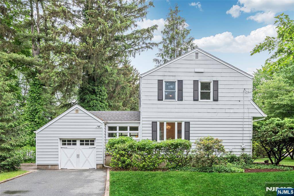 Ridgewood, NJ 07450,330 Vesta CT