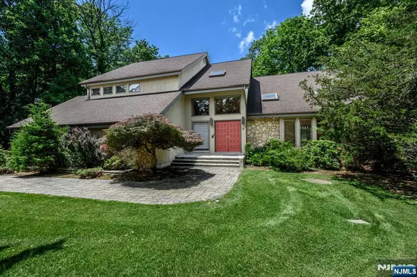 2 Malibu DR, Sparta, NJ 07871