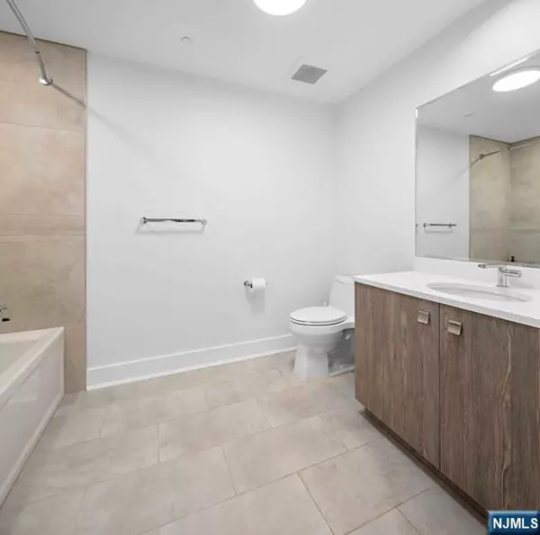 Weehawken, NJ 07086,150 Henley PL #0202