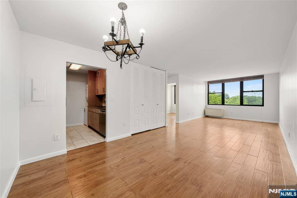 North Bergen, NJ 07047,9019 Wall ST #6B