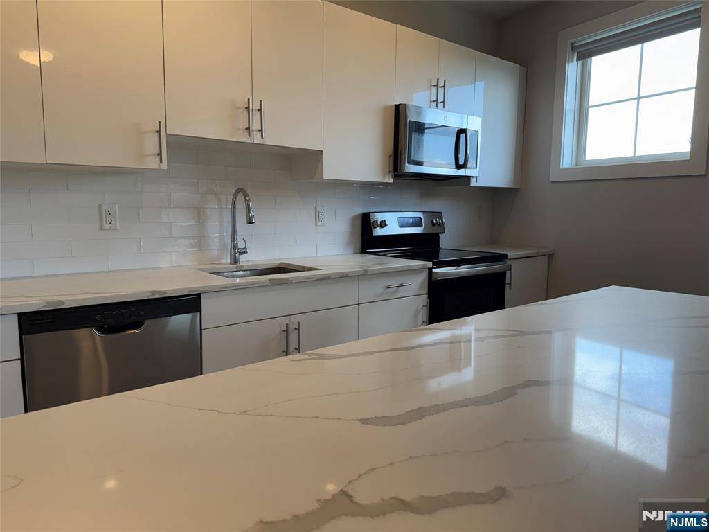 Fort Lee, NJ 07024,1685 Bergen BLVD #714