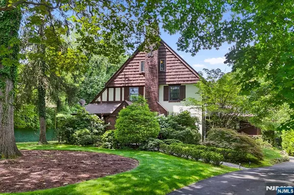 Tenafly, NJ 07670,152 Highwood AVE