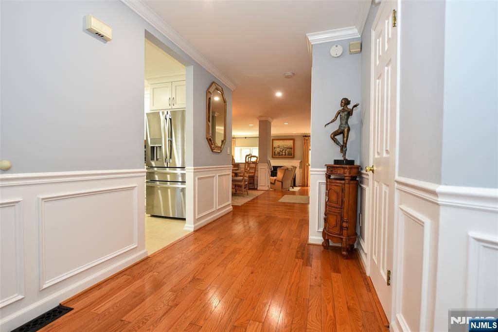 Mahwah, NJ 07430,266 Westervelt LN