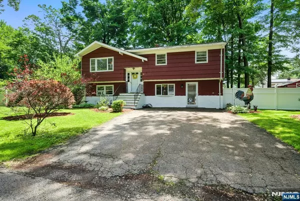 54 Pine LN, West Milford, NJ 07480