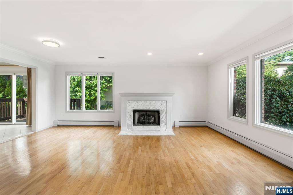 Fort Lee, NJ 07024,2445 Leighton ST