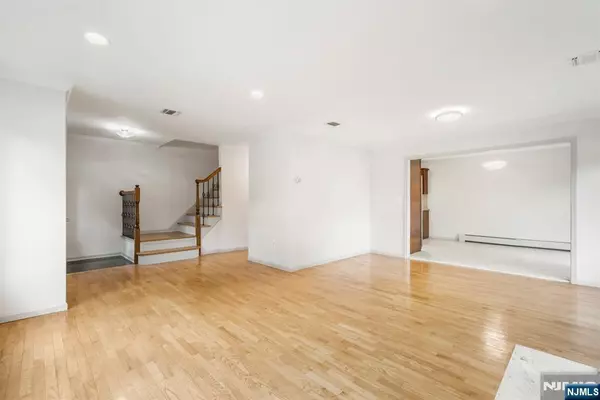 Fort Lee, NJ 07024,2445 Leighton ST