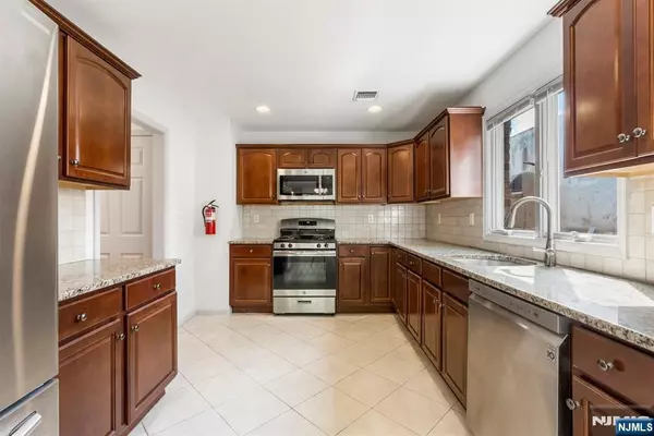Fort Lee, NJ 07024,2445 Leighton ST