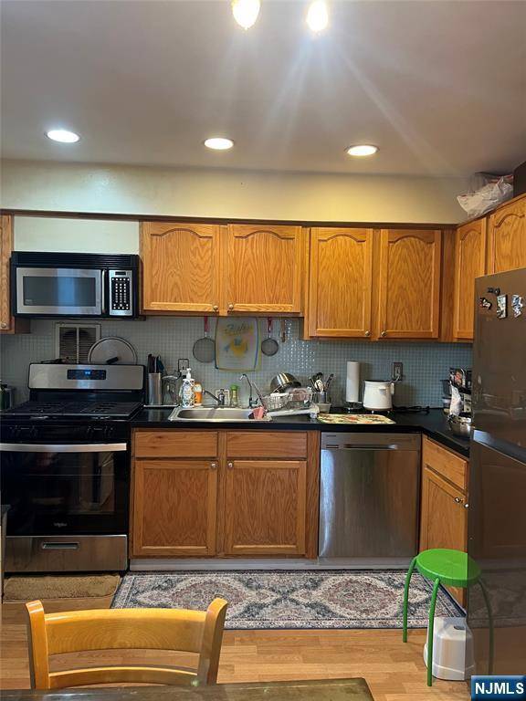 Ridgefield, NJ 07657,715 Broad AVE #5A