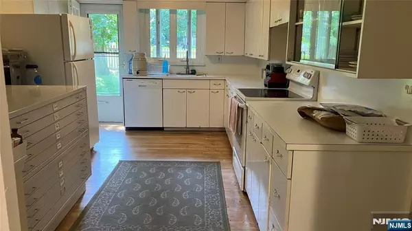 Ridgewood, NJ 07450,208 Maple AVE
