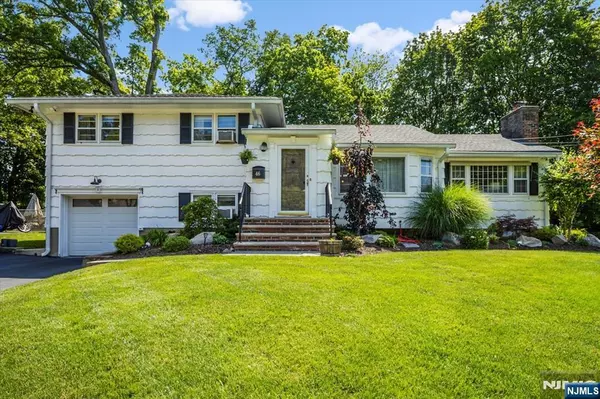 46 Leonard DR, Waldwick, NJ 07463