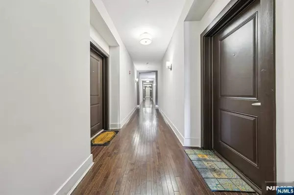 Newark, NJ 07104,110-114 Br Broad