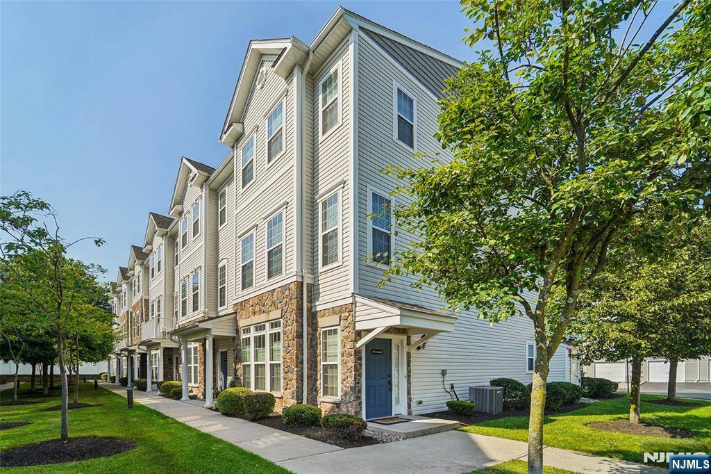 24 Jasmine LN #1212, Garfield, NJ 07026
