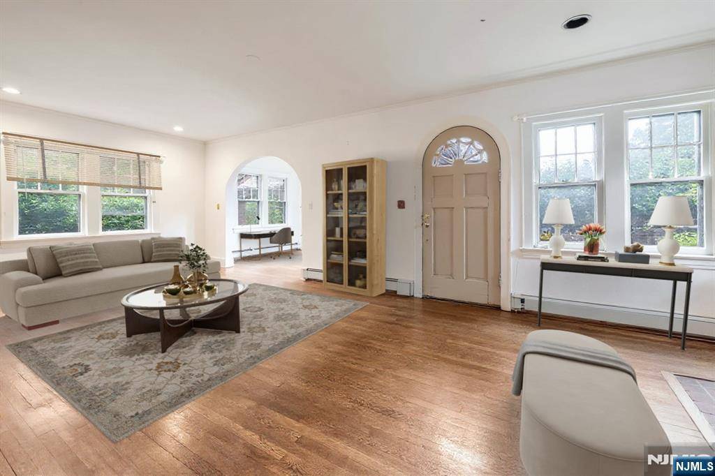 Ridgewood, NJ 07450,332 Meadowbrook AVE
