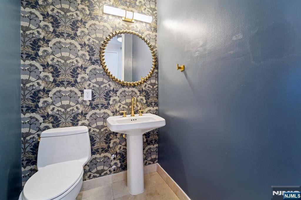 Cliffside Park, NJ 07010,100 Carlyle DR #9L-N