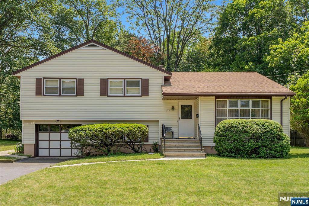 217 Alberon DR, Park Ridge, NJ 07656