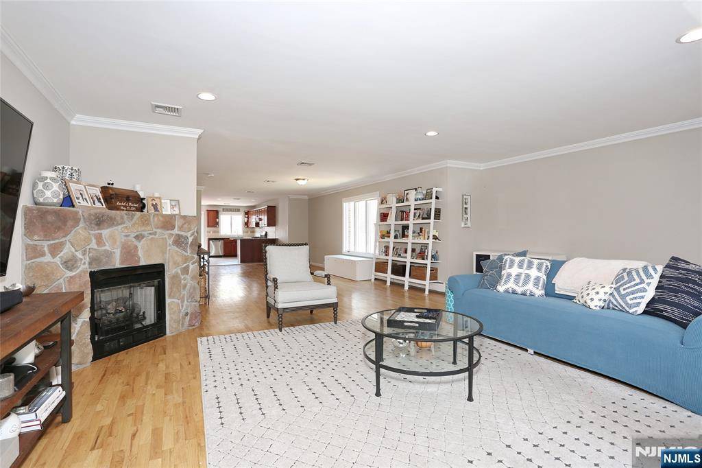 Cliffside Park, NJ 07010,400 Lawton AVE #C0400
