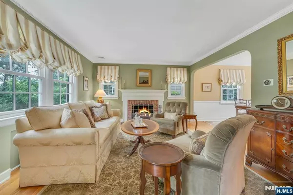 Ho-ho-kus, NJ 07423,17 Crescent PL
