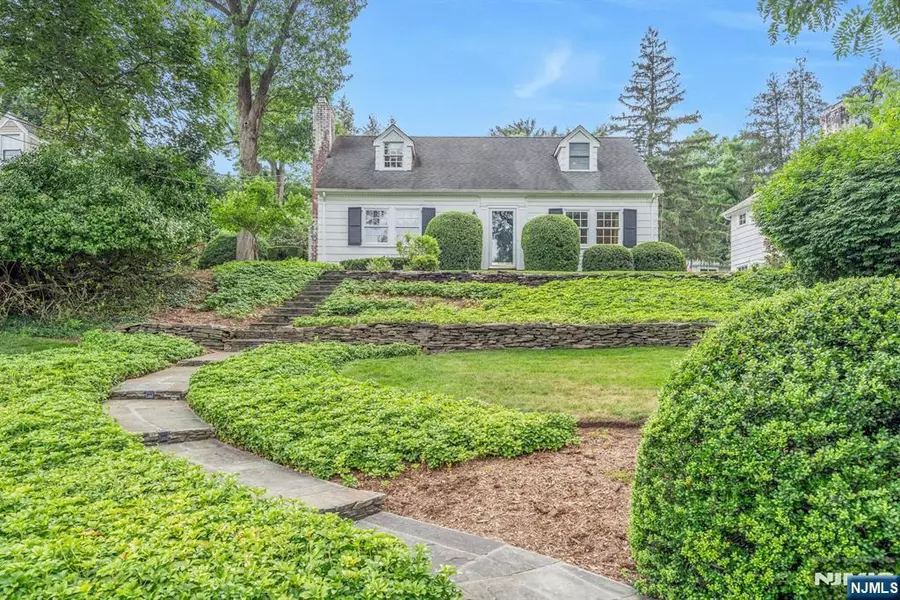 17 Crescent PL, Ho-ho-kus, NJ 07423