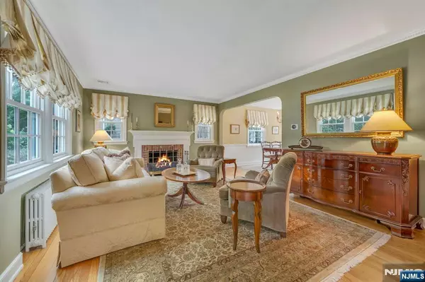 Ho-ho-kus, NJ 07423,17 Crescent PL
