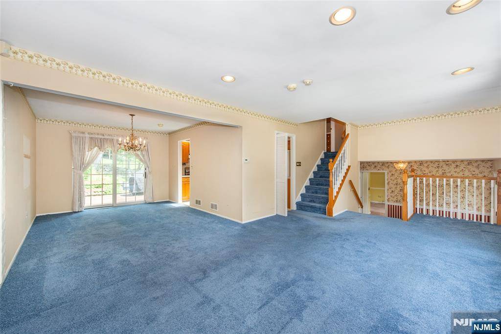 Wayne, NJ 07470,15 Coventry RD