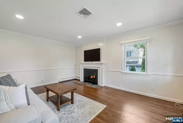 Wyckoff, NJ 07481,377 Dartmouth ST
