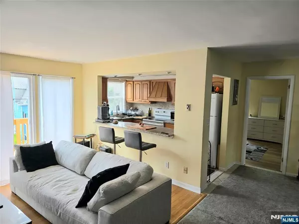 Edgewater, NJ 07020,426 Undercliff AVE #2L