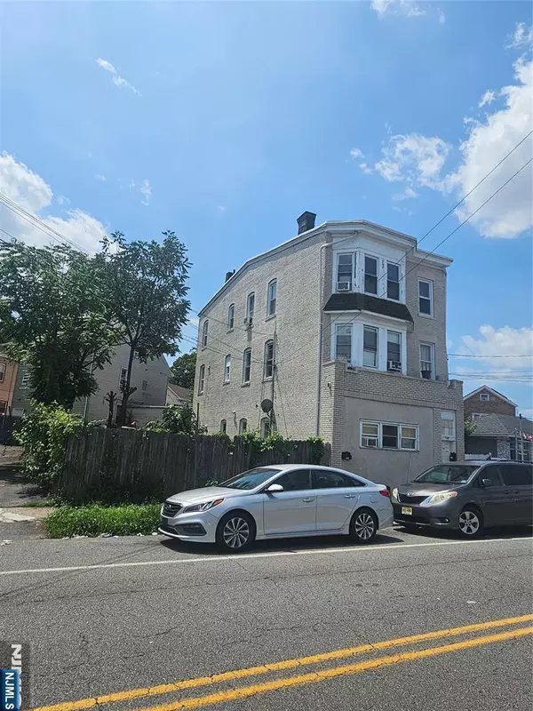 Paterson, NJ 07513,310-312 Vreeland AVE