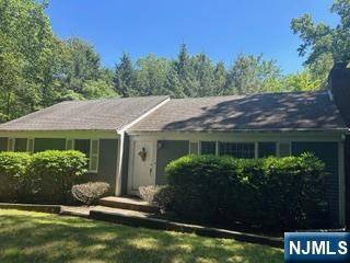 737 McCoy RD, Franklin Lakes, NJ 07417