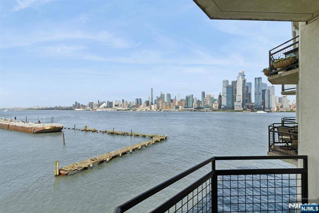 Weehawken, NJ 07086,600 Harbor BLVD #973/975
