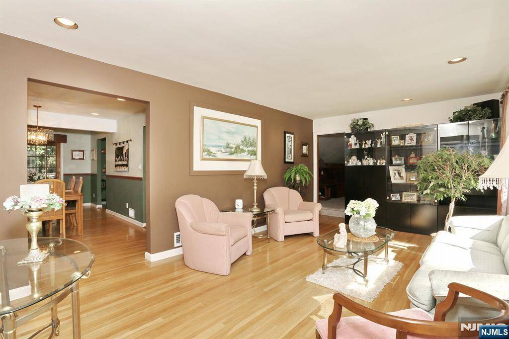 Hillsdale, NJ 07642,142 David PL