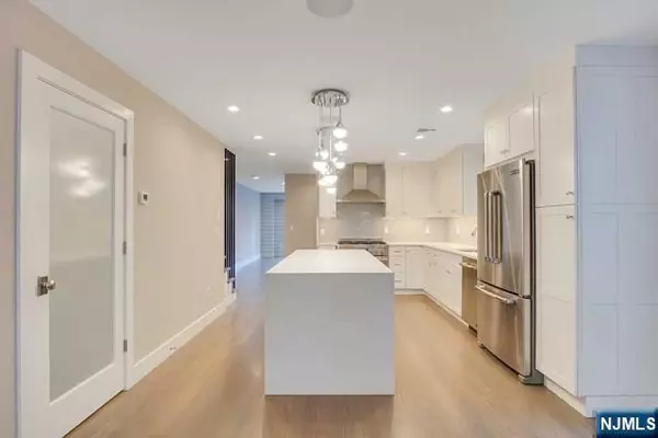 Edgewater, NJ 07020,746A Undercliff AVE