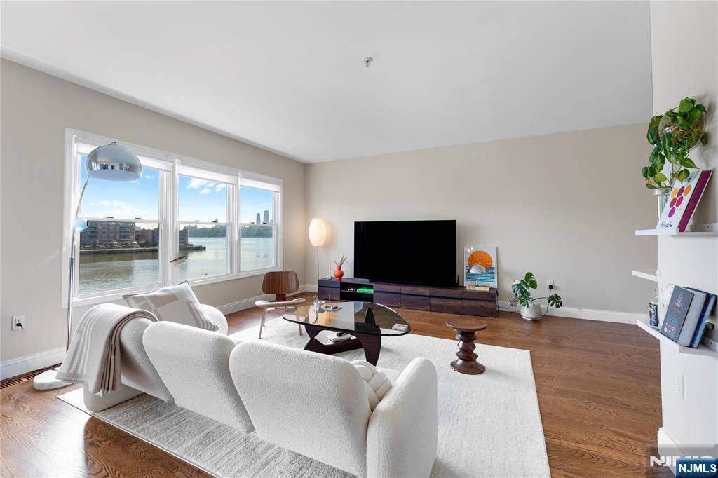 250 The Promenade, Edgewater, NJ 07020
