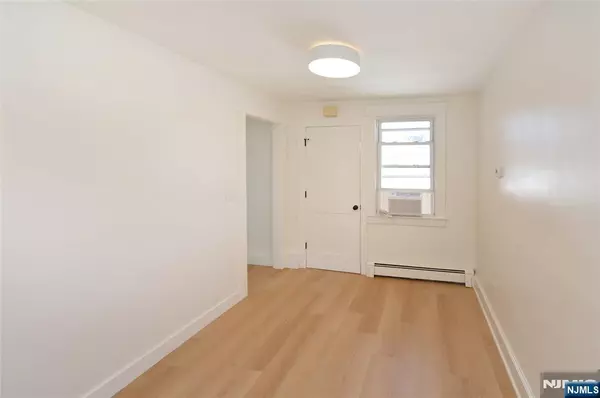 Hawthorne, NJ 07506,244 Van Winkle AVE #2