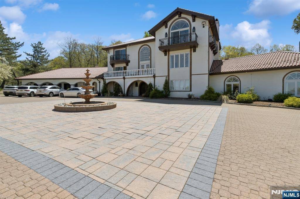 Franklin Lakes, NJ 07417,912 Cherokee LN