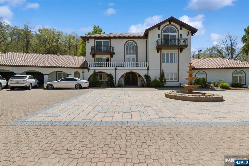 Franklin Lakes, NJ 07417,912 Cherokee LN