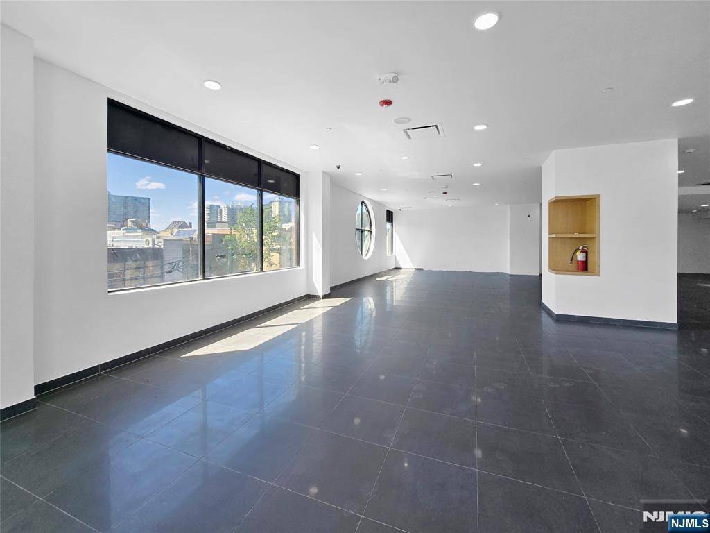 Fort Lee, NJ 07024,1642 Schlosser #2nd floor