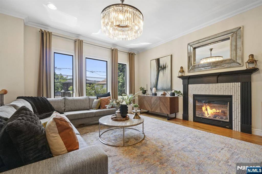 Cliffside Park, NJ 07010,375 Greenmount AVE